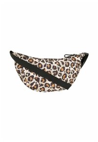 Marsupio in tessuto con stampa leopardata dalla forma curva, dotato di cinturino nero e chiusura con cerniera. I colori includono beige, marrone e accenti arancioni.