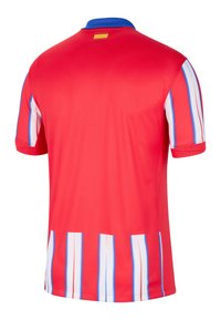 Tricou sportiv roșu cu guler albastru, având dungi verticale albastre și albe pe laterale și un steag mic în partea superioară din spate.