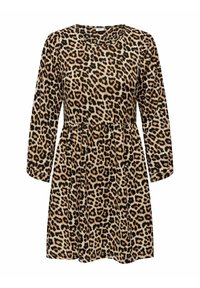 Langärmliges, knielanges Kleid mit Leopardenmuster und leicht geraffter Taille, auf einem schlichten weißen Hintergrund präsentiert.