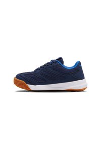 Scarpa atletica blu con tomaia in rete traspirante, intersuola bianca e suola in gomma naturale texturizzata per una buona aderenza. Design strutturato.