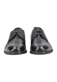 Scarpe in pelle nera con finitura lucida, punta arrotondata e tessuto nero testurizzato sulla parte superiore, dotate di lacci neri e suola piatta.
