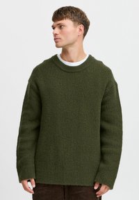 Dunkelgrüner gerippter Strickpullover mit weitem Rundhalsausschnitt und langen Ärmeln, aus einem strukturierten Stoff und in lässiger Passform.
