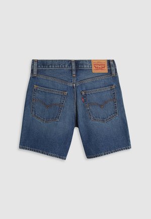 Jeansshorts in Dunkelblau mit leichtem Verblassen, ausgestattet mit zwei Gesäßtaschen und einem rechteckigen, braunen Lederpatch am Bund.