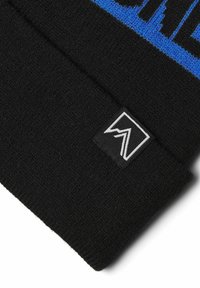 Zwarte gebreide beanie met een blauw patroon en een opgevouwen brede rand met een klein zwart-wit logo patch van een berg.