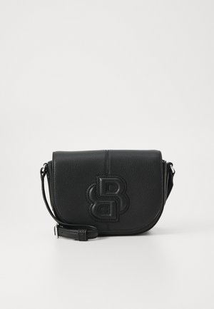 Schwarze Leder-Umhängetasche mit strukturiertem Finish, ausgestattet mit einem erhabenen Logo auf der Vorderseite und einem verstellbaren Tragegurt. Kompakte, rechteckige Form.