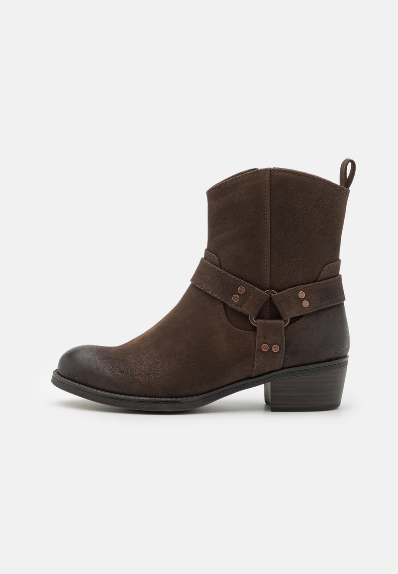 Braune Knöchelstiefel aus weichem Wildleder mit runder Zehenpartie und einem dekorativen Riemen mit metallischen Akzenten. Design mit niedrigem Blockabsatz.