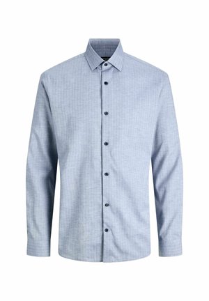 Chemise button-up bleu clair à manches longues avec un motif texturé subtil, col pointu et boutons foncés sur le devant.