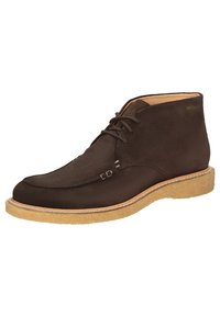 Stivale alla caviglia in camoscio marrone con una texture liscia, caratterizzato da una punta arrotondata, design con lacci e una suola in gomma di un colore beige chiaro.