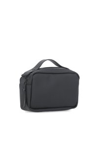 Borsa cosmetica nera, rettangolare, con una texture liscia, chiusura con zip, manico superiore e tasca laterale con zip. Presenta un branding minimale.