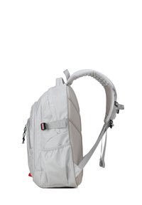 Sac à dos gris clair avec dos en maille rembourrée, bretelles réglables, poche zippée à l'avant et détails en cordon élastique. Présente des bords arrondis et des accents cousus.