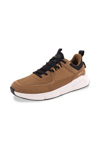 Sneaker sportivo marrone con texture in rete e suede, suola intermedia bianca, dettagli neri e collarino imbottito. Include pannelli perforati.