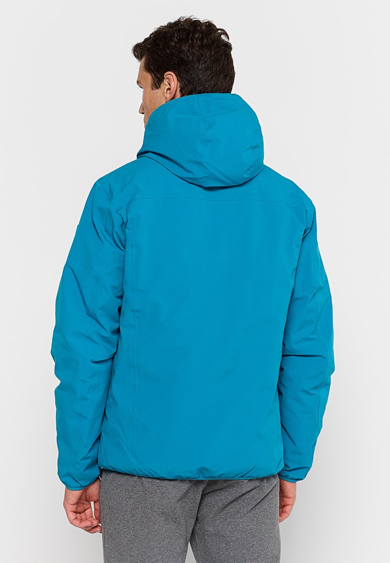 Giacca outdoor blu con cappuccio, caratterizzata da un tessuto liscio, polsini elasticizzati e un design slanciato. Adatta per il clima freddo.