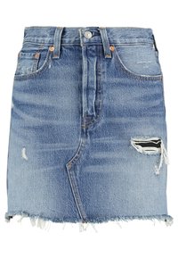 Gonna di denim azzurro chiaro con dettagli strappati, orlo sfrangiato e tasche frontali. Presenta una piccola lacerazione con tessuto a righe sottostante.