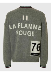 Grauer Wollpullover mit dem Aufdruck "LA FLAMME ROUGE", der Nummer "76" und einem gerippten Kragen mit grünen und kastanienbraunen Streifen.