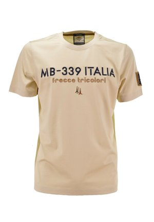 Maglietta beige a maniche corte con la scritta "MB-339 ITALIA frecce tricolori" e un piccolo emblema di un jet tricolore sul petto, con una toppa sulla manica.