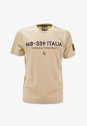 Maglietta beige a maniche corte con la scritta "MB-339 ITALIA frecce tricolori" e un piccolo emblema di un jet tricolore sul petto, con una toppa sulla manica.