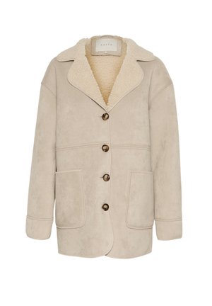 Beige Wildlederjacke mit weichem Kunstfellkragen, fünf braunen Knöpfen und zwei Fronttaschen. Lässiges Design, entspannter Schnitt.