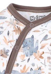 Baumwoll-Babykombination mit weißem Hintergrund und einem Blatt- und Tiermuster in Blau- und Orangetönen, akzentuiert durch einen braunen Druckknopfverschluss.