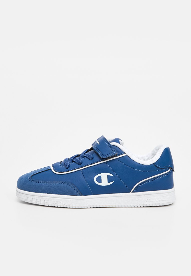 Chaussure de sport synthétique bleue avec des accents blancs, dotée d'une sangle Velcro, d'un bout rond et d'une semelle en caoutchouc texturée. Les logos sont affichés de manière proéminente.