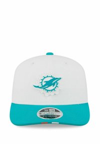 Weißes Baseballcap mit türkisfarbenem Schirm, Logo eines Delfins in einem kreisförmigen Design, mit einem verstellbaren Riemen auf der Rückseite.