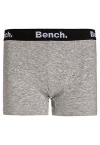 Szürke boxer alsónadrág puha anyagból, fekete derékpánttal, fehér "Bench." logóval. Klasszikus dizájn, varrás nélküli lábnyílásokkal.