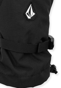 Zwarte stoffen tas met een gestructureerd oppervlak, voorzien van een brede band, kunststof hardware en een opvallend diamanten logo in contrasterend wit.