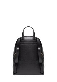 Zaino in pelle nera con texture liscia, cima arrotondata, doppie cinghie per le spalle e sottili accenti di cucitura orizzontale sui lati.