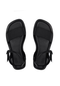 Zwarte leren sandalen met twee brede banden aan de bovenkant, een slank vierkant teenontwerp en een enkelband met verstelbare hardware.