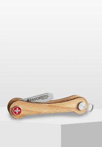 Trä-multiverktyg med ett blad i rostfritt stål, böjd form, silverfärgade detaljer och en röd schweizisk korslogotyp; kompakt design för enkel portabilitet.