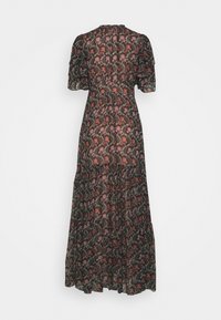 Musta läpikuultava midi-mekko kerroksellista helmaa, lyhyet leijailevat hihat ja vaaleanpunaisia sekä punaisia kukkakuoseja, nähtynä takaa.