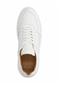 Weißes Leder-Sneaker mit strukturiertem Obermaterial, flachen Schnürsenkeln und einer weichen, beige-farbenen Innensohle. Markenzeichen innen im Schuh aufgedruckt.