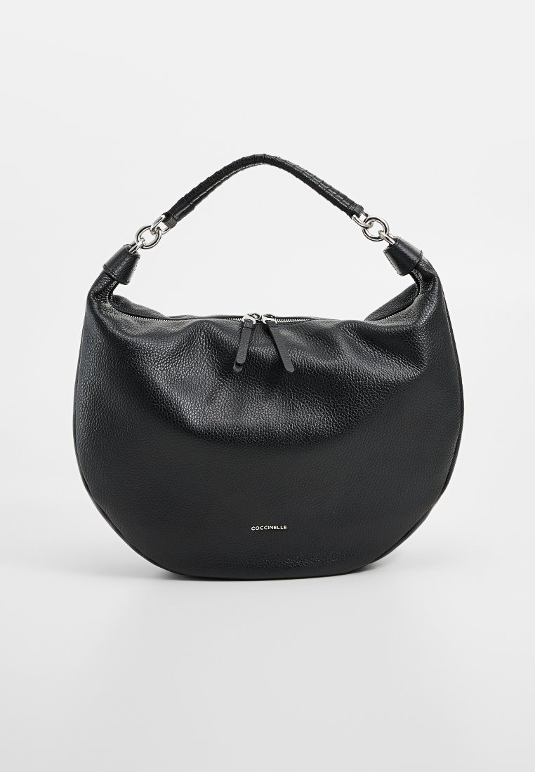 Borsa a tracolla in pelle nera con una forma arrotondata e morbida. Caratterizzata da una zip superiore, manico corto e accessori in argento. Superficie testurizzata con dettagli impressi.