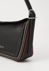 Borsa in pelle nera con dettagli intrecciati e cuciture colorate in arancione, bianco e rosa. Presenta un accent hardware in argento e una tracolla.