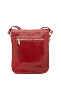 Borsa a tracolla rossa in pelle con finitura lucida, tasca anteriore con zip, tracolla regolabile, forma rettangolare e dettagli di cucitura.