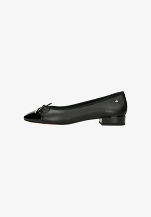 Zwarte balletflats met een spitse neus, van leer, met een lakleren accent op de neus en een lage blokhak. Voorzien van een strikdetail.
