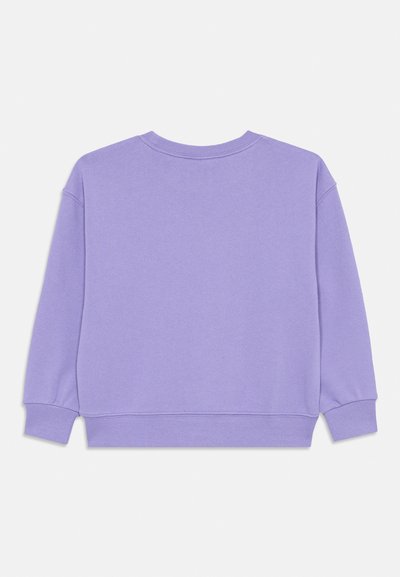 Ein einfarbiger, lavendelfarbener Sweatshirt von hinten betrachtet, mit geripptem Kragen, Bündchen und Saum auf einem weißen Hintergrund.