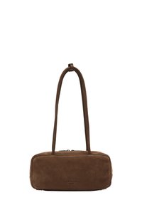 Braune Wildleder-Handtasche in rechteckiger Form, mit zwei Schulterriemen und einem Reißverschluss oben. Mit eingestanztem Logo auf der Vorderseite.