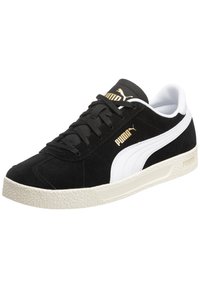 Schwarze Wildleder-Sneaker mit weißen Lederakzenten, ausgestattet mit einer strukturierten, schmutzig-weißen Gummisohle und goldener Markenkennzeichnung auf der Zunge und der Seite.