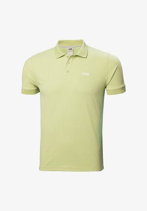 Camiseta polo verde claro con tejido texturizado, de mangas cortas y con cuello clásico. Presenta una tapeta de tres botones y un acento de logo blanco.
