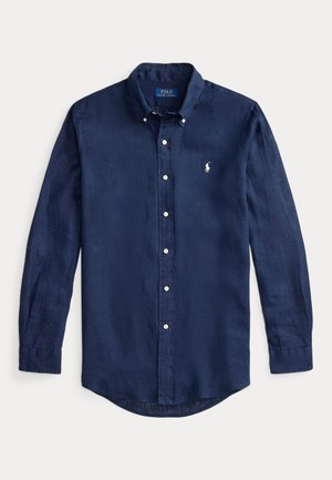 Tmavomodrá košeľa s dlhým rukávom, bielymi gombíkmi, golierom zapínateľným na gombíky a malým bielym logom Polo Ralph Lauren na hrudi.