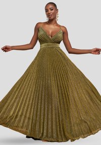Lang, plisseret kjole i gulgr�ønt stof med en glitrende overflade. Har en V-udskæring, tynde spaghettistropper og en tætsiddende talje.