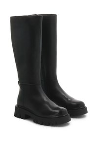 Botas negras hasta la rodilla hechas de cuero suave. Cuenta con un tacón ancho, suela de goma gruesa con un patrón texturizado y un diseño minimalista.
