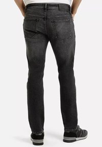 Ciemnoszare dżinsy w prostym kroju, z pięcioma kieszeniami i delikatnym wytarciem. Posiadają przeszywany pas oraz wzmocnione szwy.