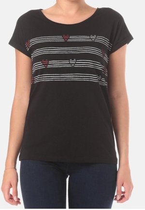 Czarna koszula z krótkim rękawem z poziomymi białymi paskami oraz czerwonymi i czarnymi wzorami serc, noszona przez osobę na jednolitym tle.