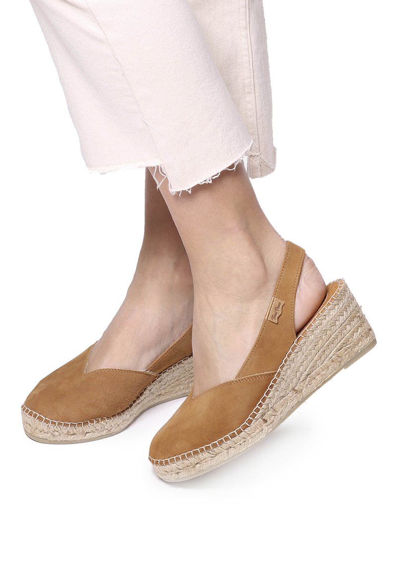 Hnědé semišové wedge espadrilky s juty rope podrážkou, s otevřeným designem vzadu a prošívanými detaily pod prsty.