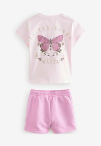 Tvådelad outfit bestående av en ljusrosa bomullströja med en fjärilsillustration och matchande rosa shorts med resårmidja.