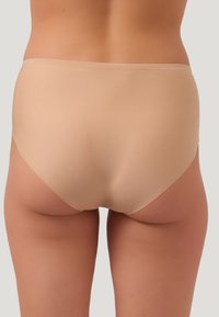 Beige högmidjade underkläder i slätt tyg, med sömlös design och mjukt elastiskt midjeband för komfort.