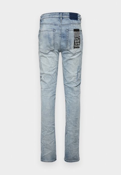 Hellblaue Jeans im geraden Schnitt, mit distressed Details und einem Patch mit einem grafischen Etikett auf der Gesäßtasche.