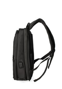 Zaino nero con esterno in nylon testurizzato, due cerniere, spallaccio regolabile imbottito e tasca laterale per accessori.