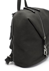 Mochila texturizada de color gris oscuro con cremalleras plateadas, diseño angular y correa ajustable. Cuenta con un pequeño bolsillo con cremallera lateral.